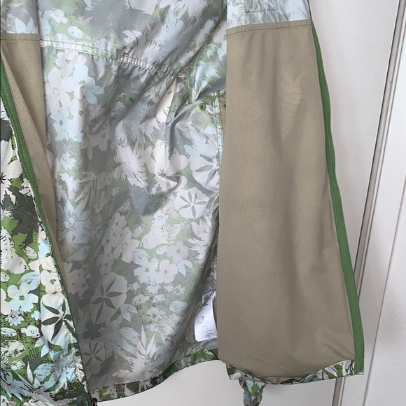 Gently Loved Patagonia Women's Floral Green Jacket —Windbreaker - Picture 8 of 11
